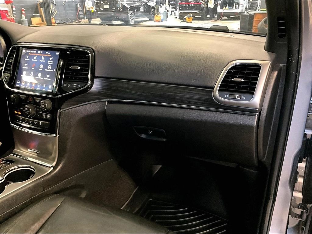 Used 2020 Silver Jeep Limited image 13