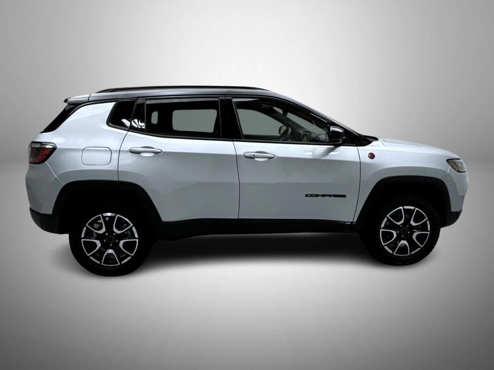 Used 2025 Silver Jeep Trailhawk image 4