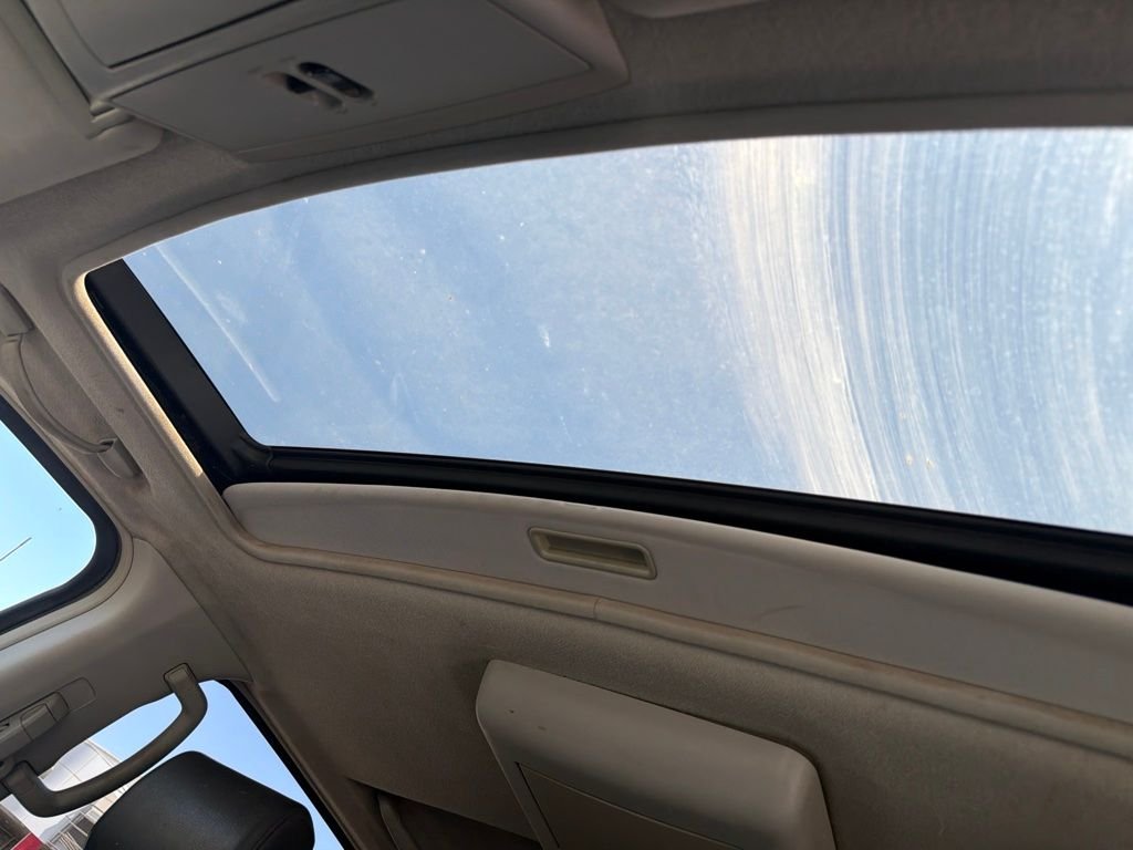 Used 2005 White Nissan LE image 8