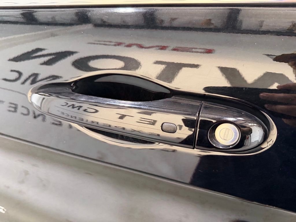 Used 2022 Black Jeep Latitude Lux image 3