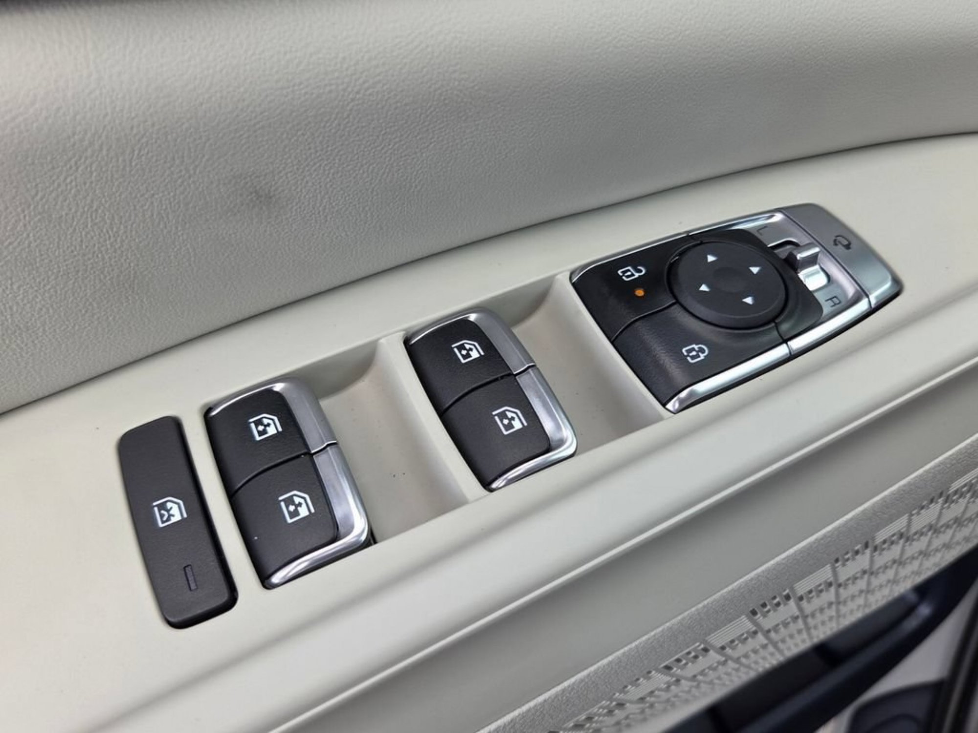 New 2027 Ceramic Silver Kia SX image 30