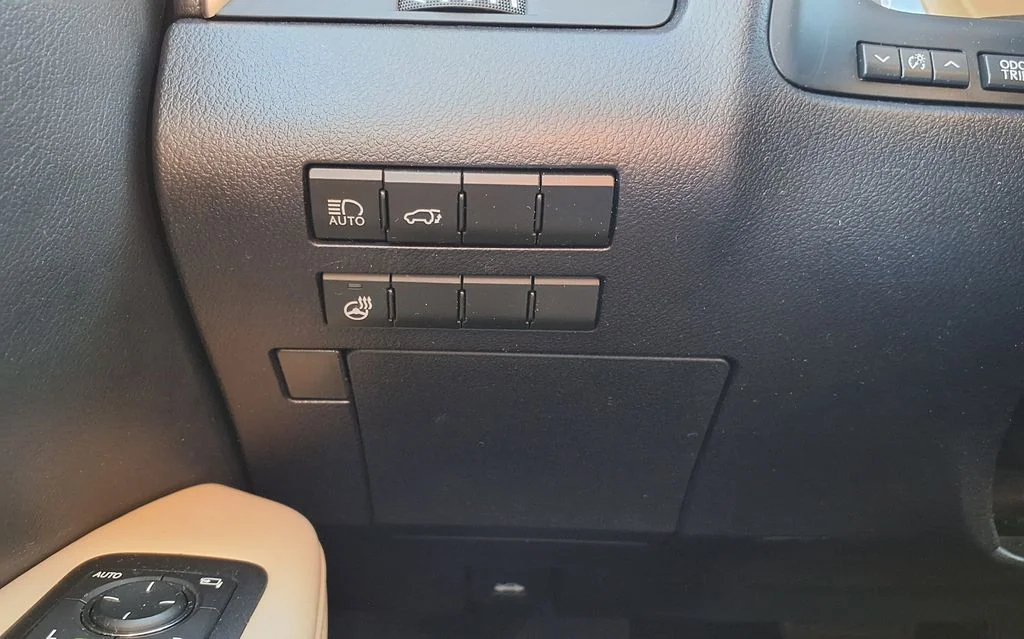 Used 2021 White Lexus 350 image 31