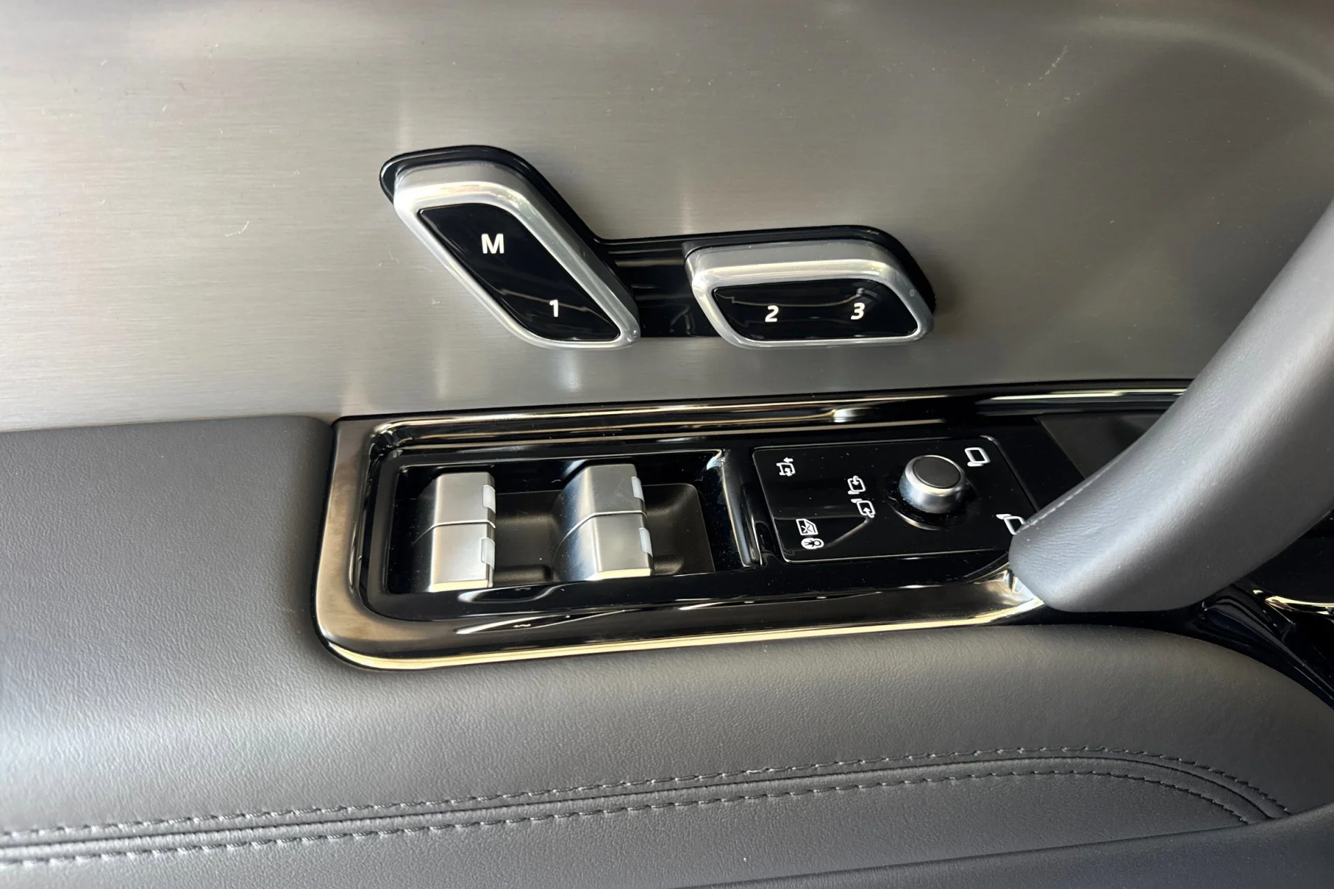 New 2026 SANTORINI BLACK Land Rover SE image 14