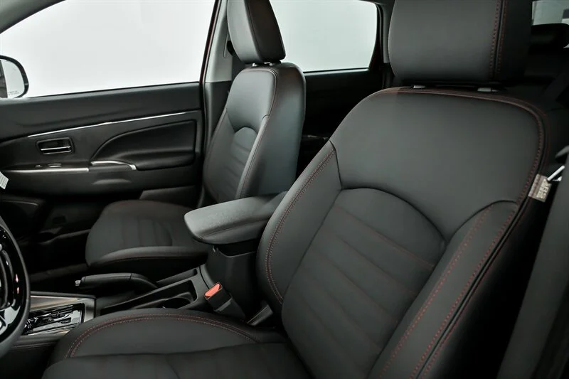 New 2025 White Diamond Mitsubishi SE image 13