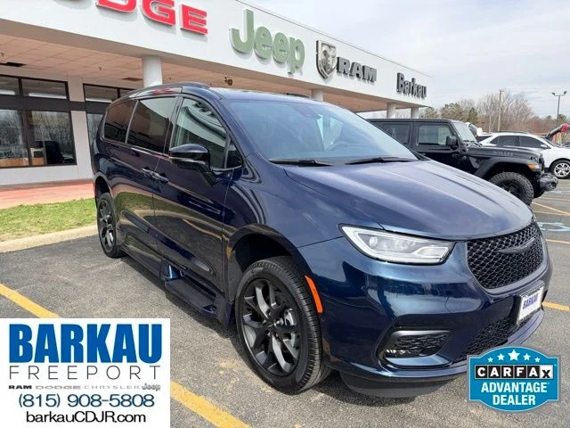 2024 Chrysler Pacifica Touring L's photo