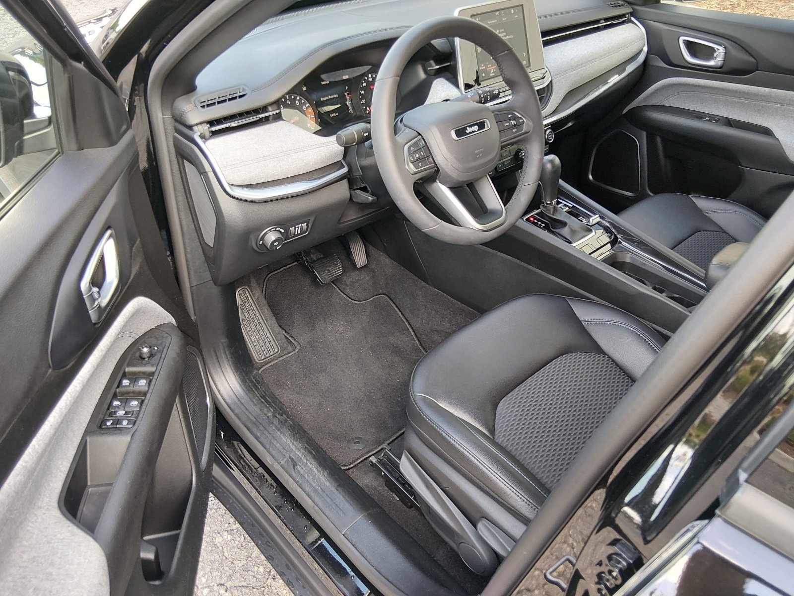 Used 2026 Diamond Black Crystal Pearl Coat Jeep Latitude image 9