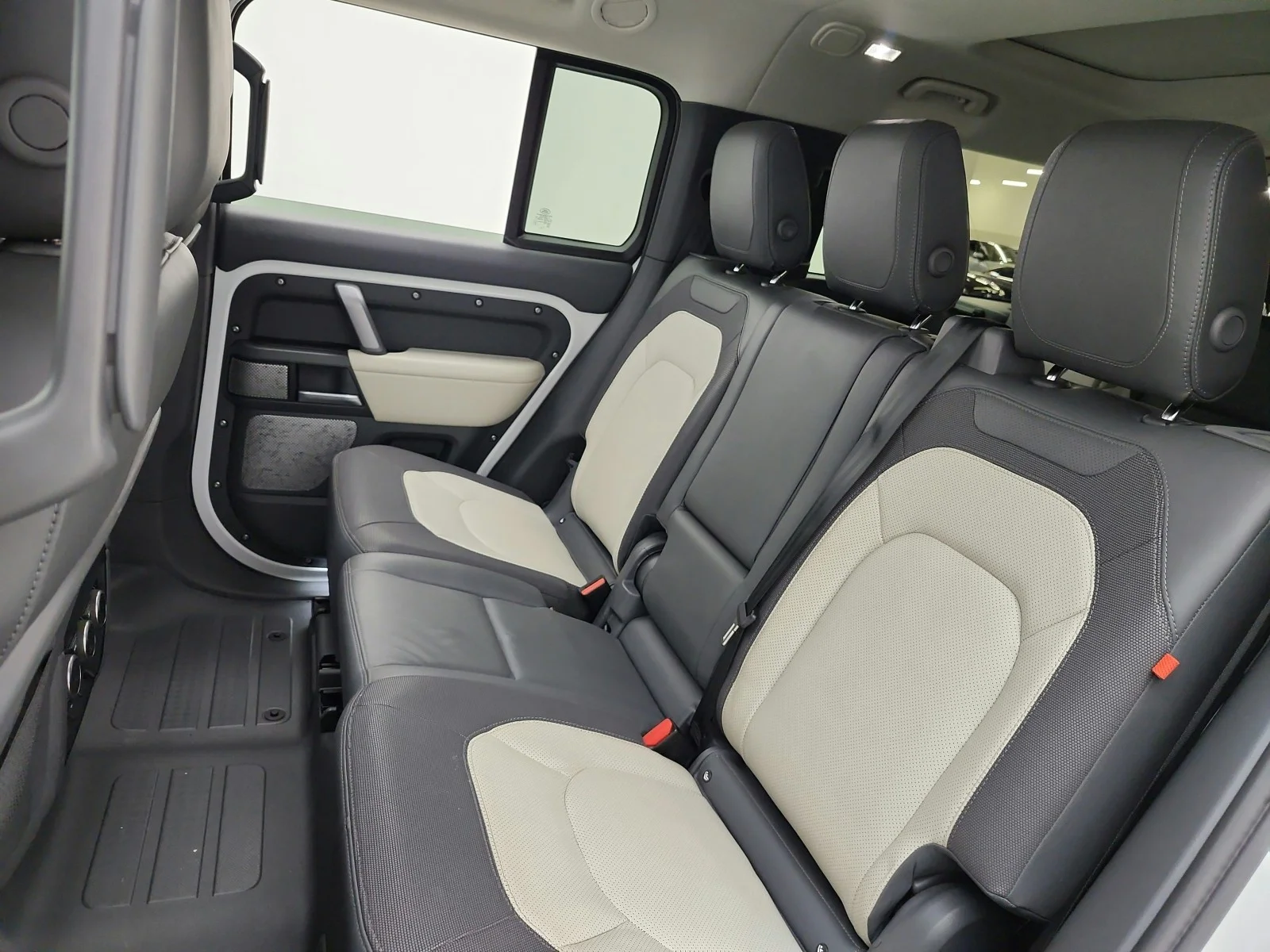 Used 2024 Fuji White Land Rover 130 P400 X-Dynamic SE image 16