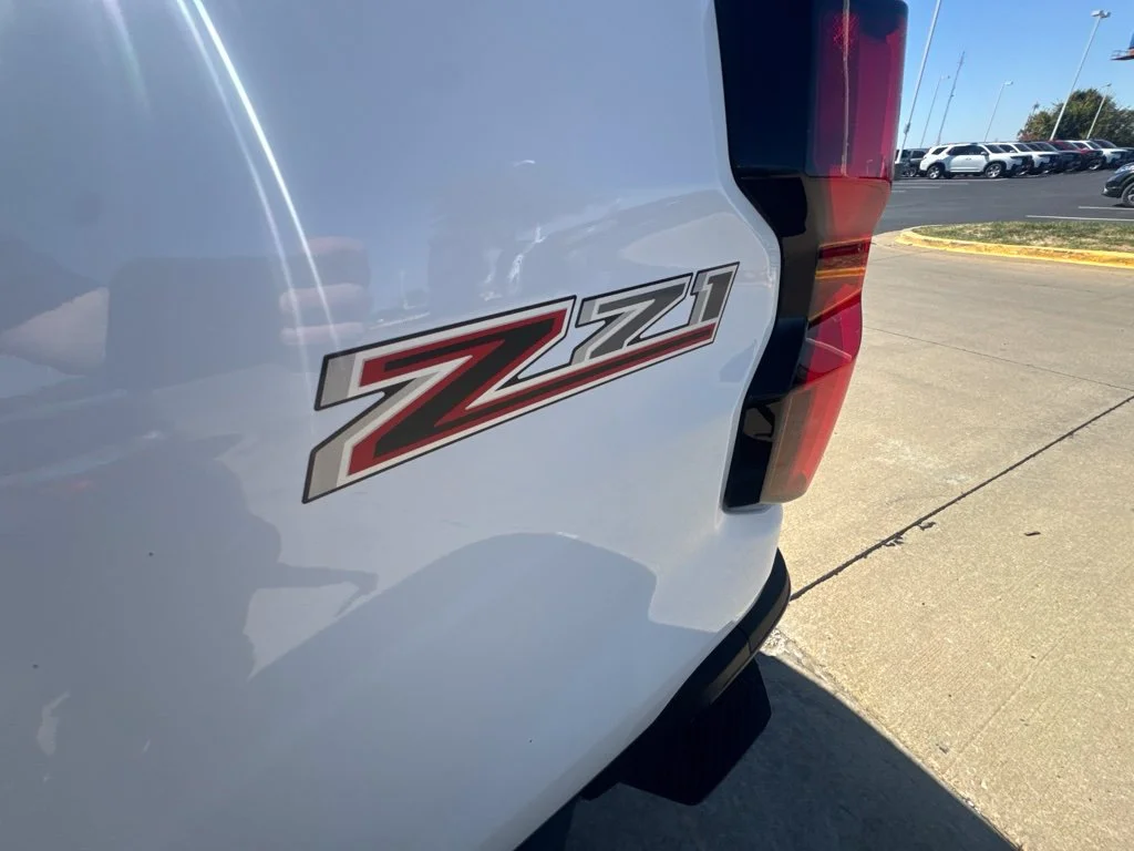 Used 2025 White Chevrolet Z71 image 33