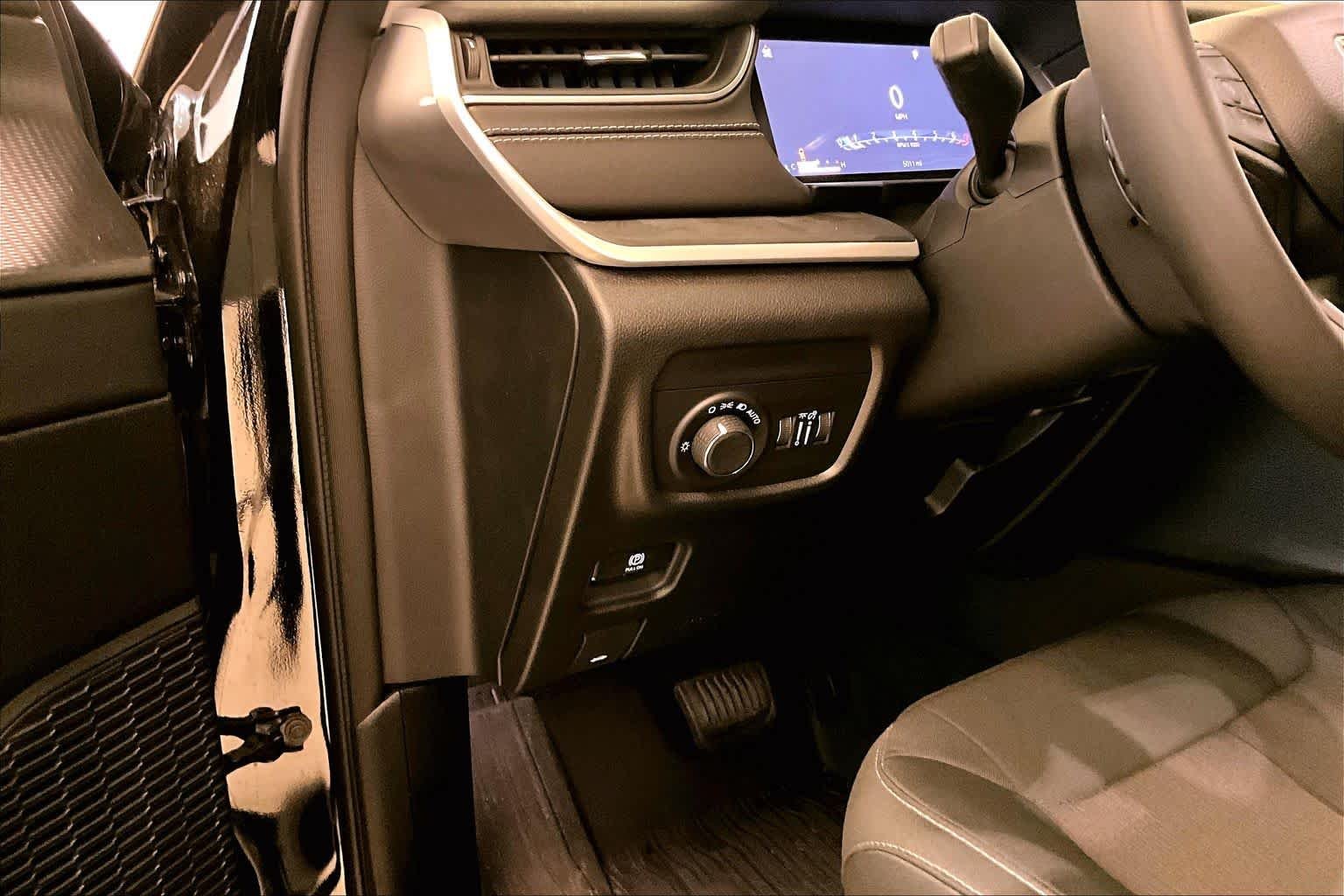 Used 2023 Diamond Black Crystal Pearlcoat Jeep Laredo image 30