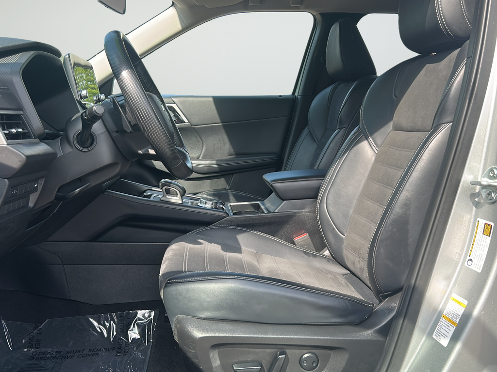 Used 2024 Silver Mitsubishi SE image 10