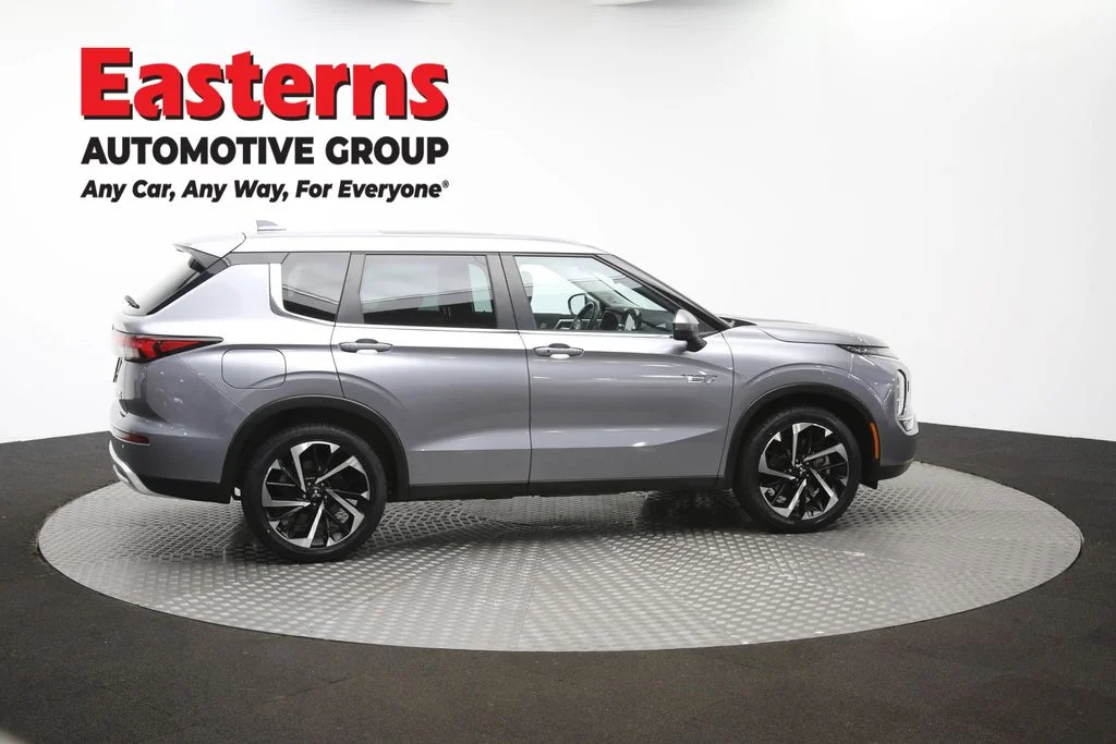 Used 2023 Silver Mitsubishi SE image 44