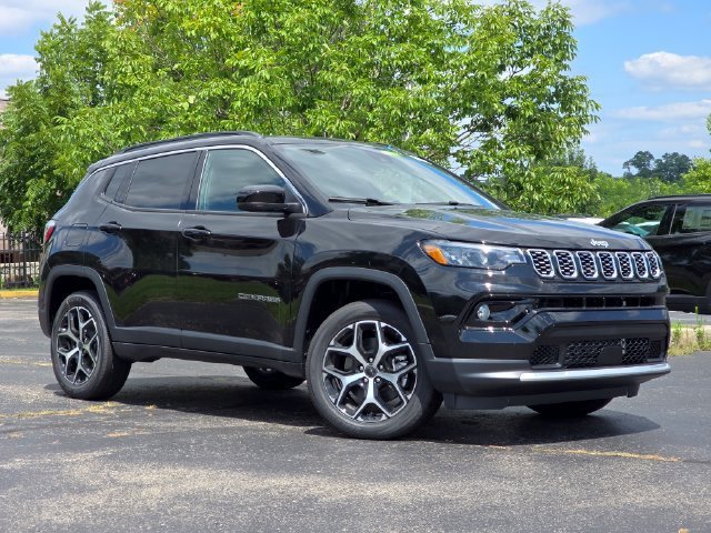 New 2026 Diamond Black Crystal Pearl-Coat Exterior Paint Jeep Limited image 2