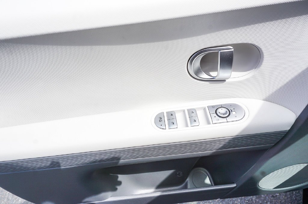Used 2024 White Hyundai SEL image 19