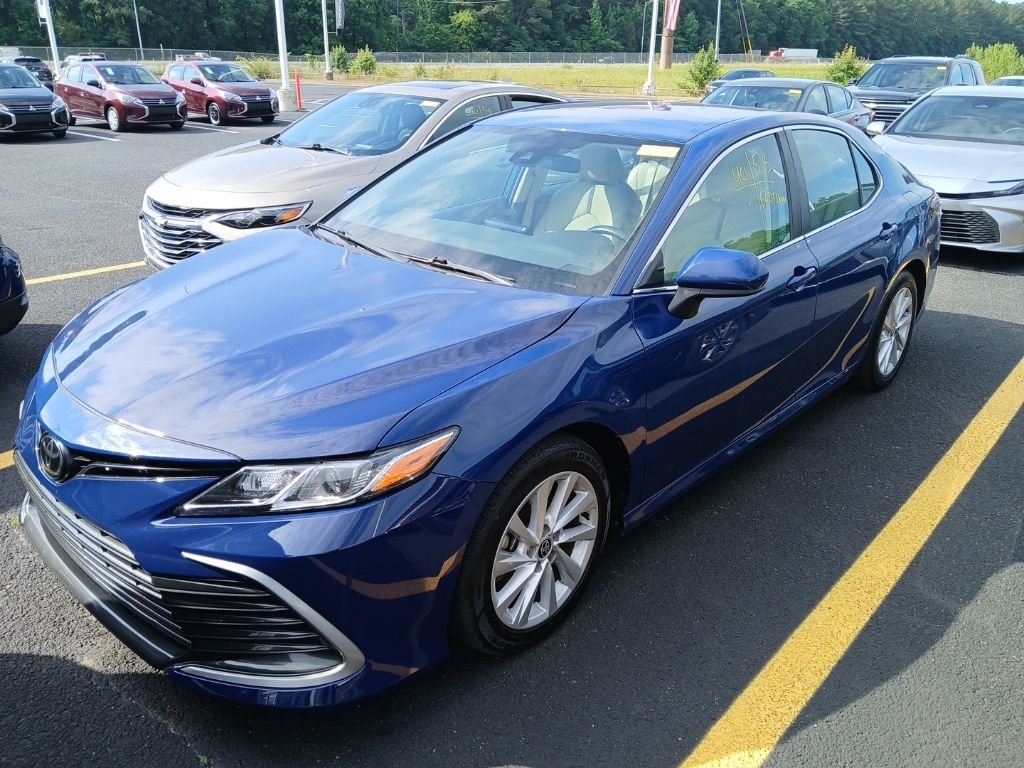 2024 Toyota Camry LE's photo