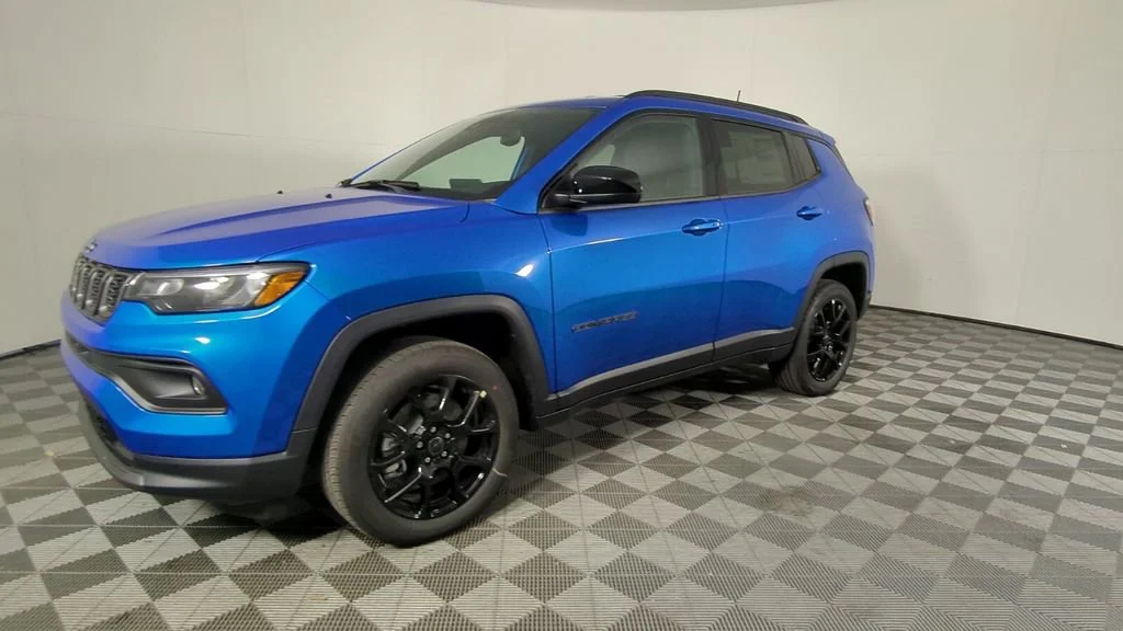 New 2026 Hydro Blue Pearl-Coat Exterior Paint Jeep Latitude Altitude image 8