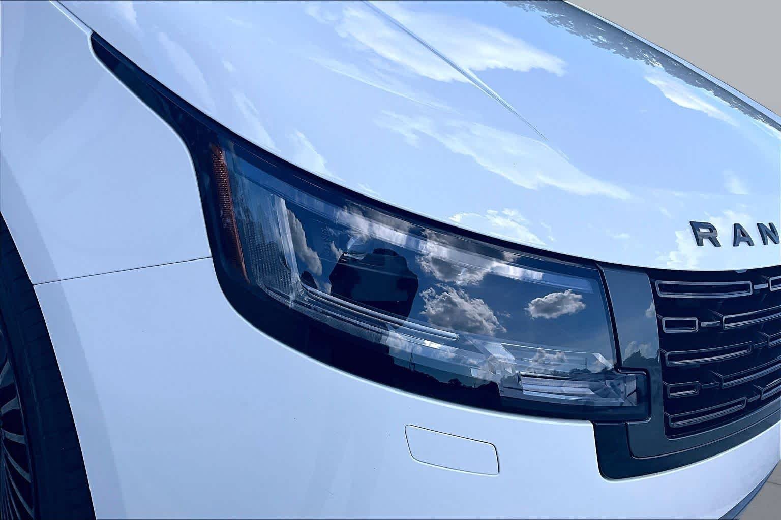 Used 2023 Icy White SV Bespoke Special Effect Satin Land Rover SE image 27