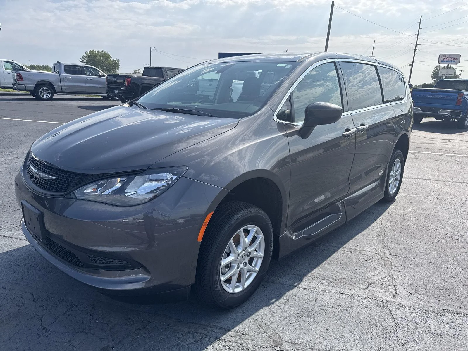 Used 2022 Granite Crystal M Chrysler LX image 3