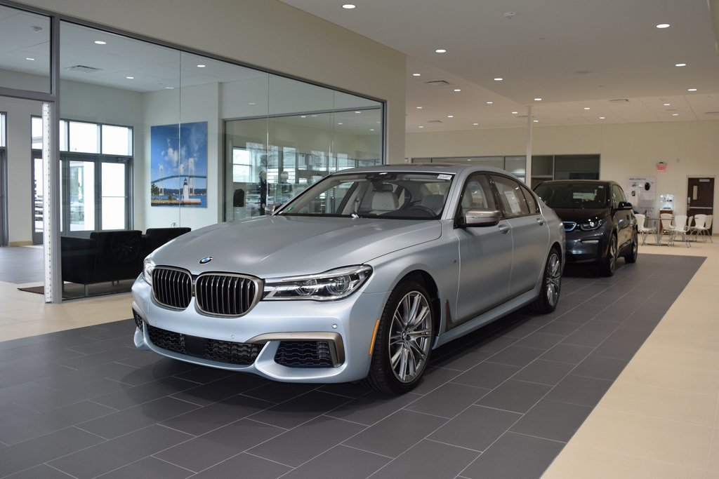 Used 2026 Black BMW xDrive60 image 23