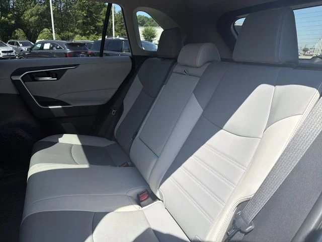Used 2019 Silver Toyota XLE Premium image 22