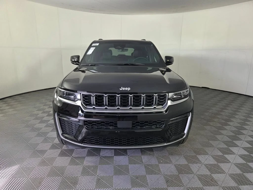 New 2026 Diamond Black Crystal Pearl-Coat Exterior Paint Jeep Limited image 3