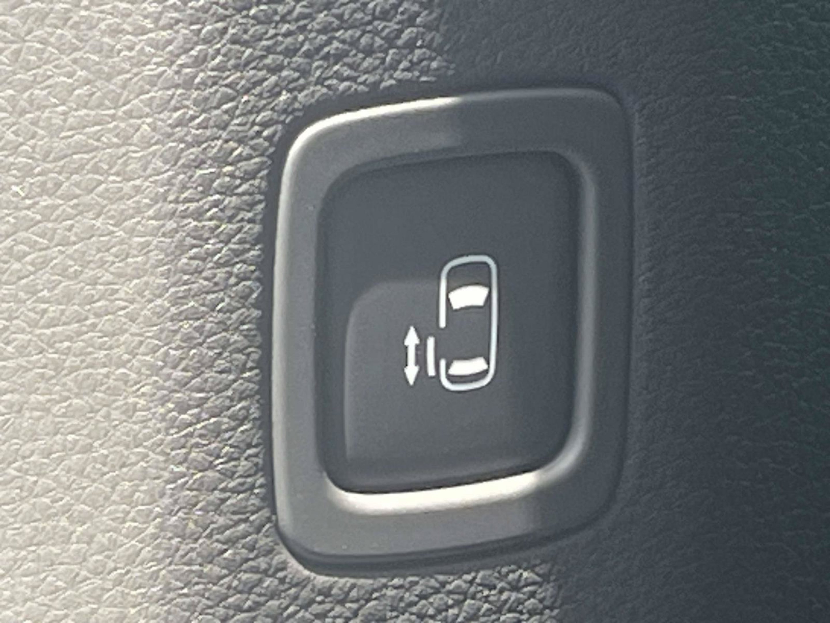 New 2026 Snow White Pearl Kia LXS image 17