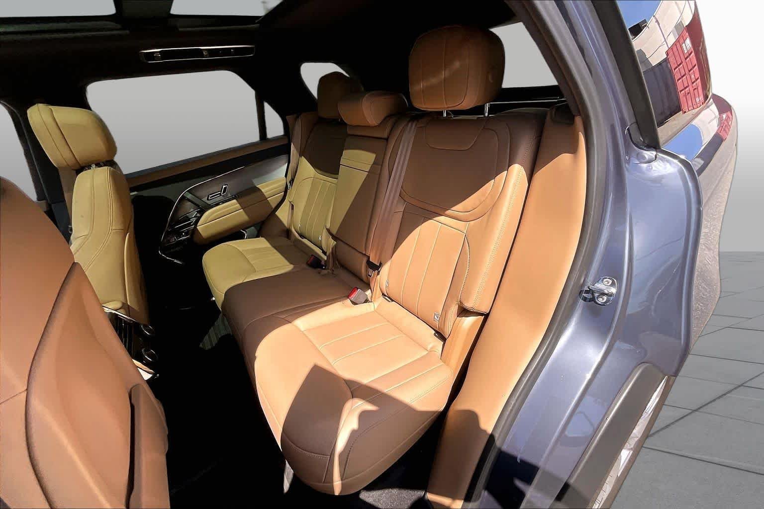 Used 2024 Carpathian Grey Premium Metallic Land Rover SE image 21