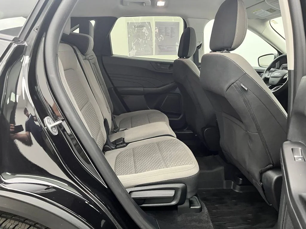 Used 2022 Black Ford SE image 31