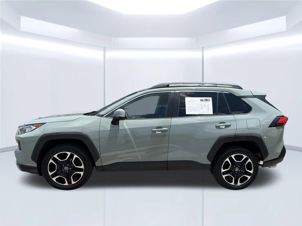 Used 2020  Toyota Adventure image 3