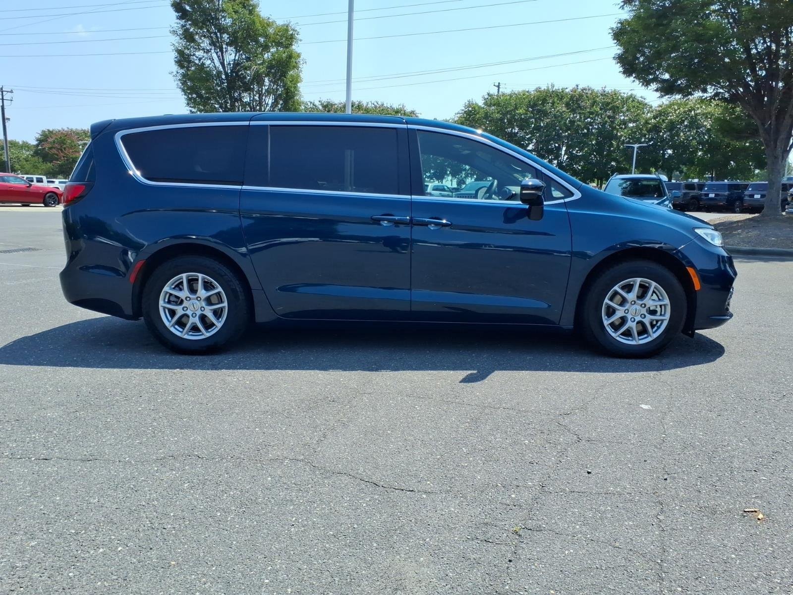 Used 2025 Fathom Blue Pearlcoat Chrysler Select image 9