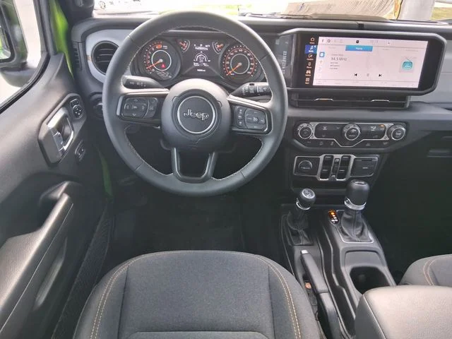 Used 2025  Jeep Sport S image 8