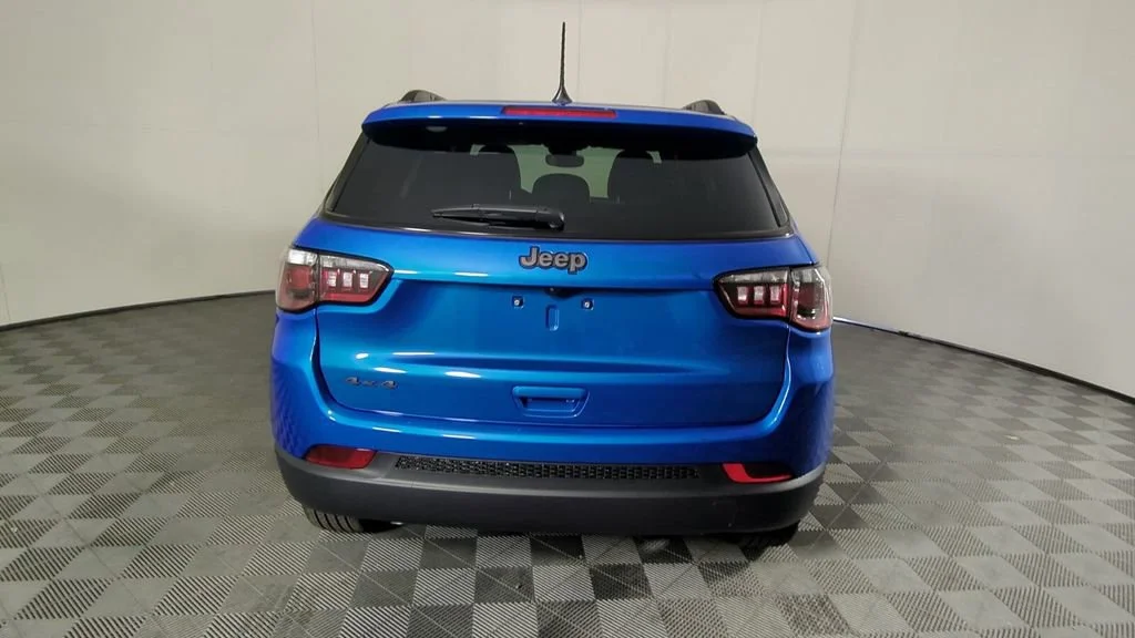 New 2026 Hydro Blue Pearl-Coat Exterior Paint Jeep Latitude Altitude image 5