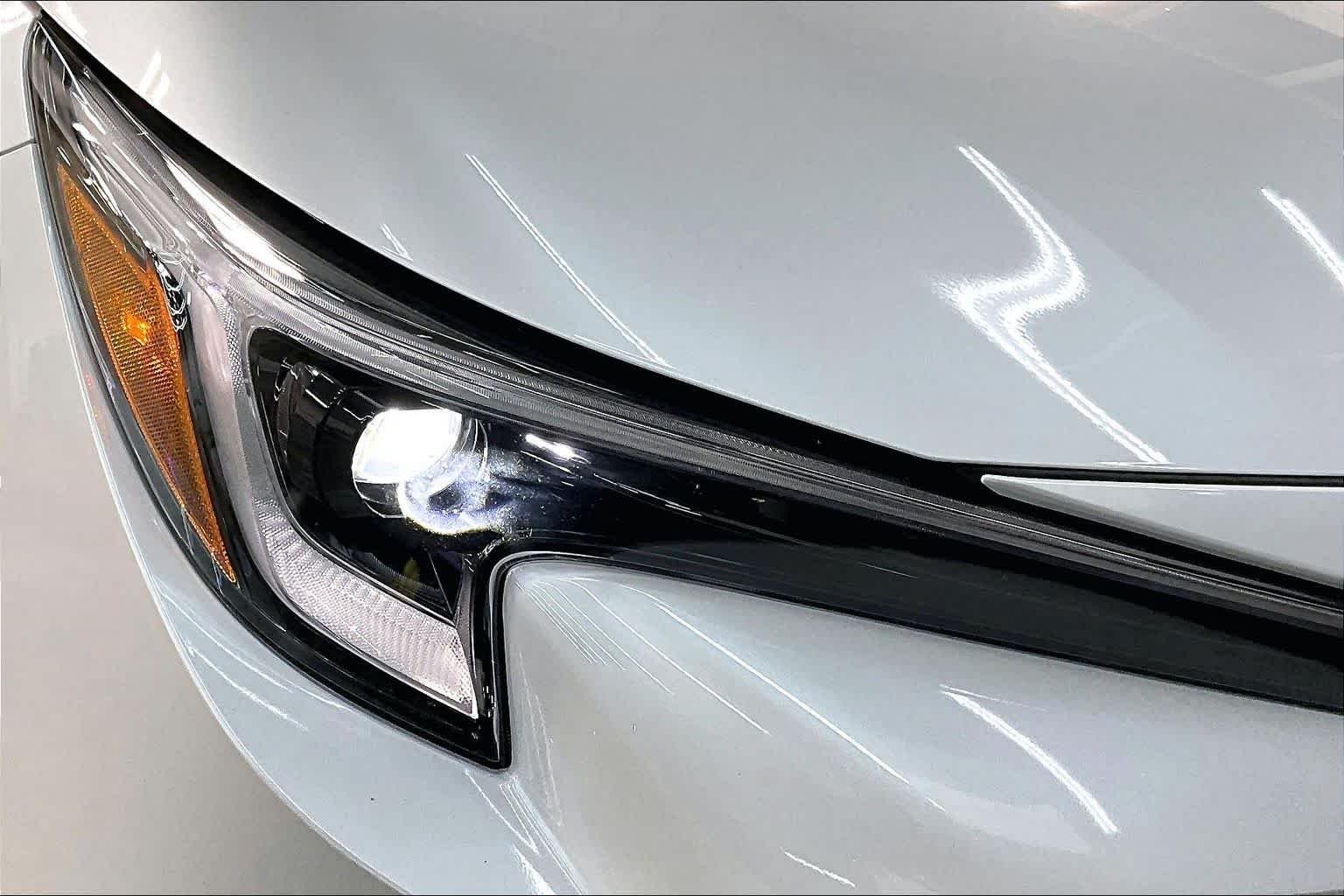 Used 2025 Wind Chill Pearl Toyota SE image 27