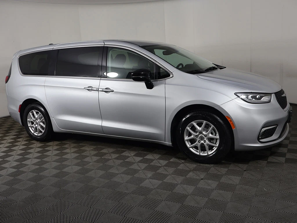 Used 2024 Silver Mist Clearcoat Chrysler Touring L image 21
