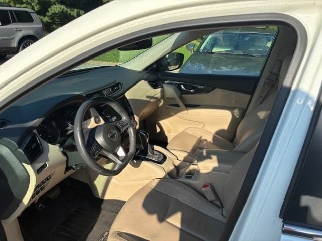 Used 2018 Pearl White Nissan SL image 4
