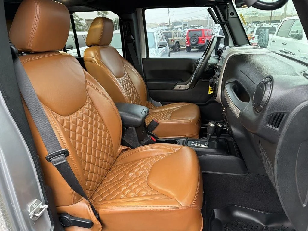 Used 2015 Silver Jeep Unlimited Sport image 37