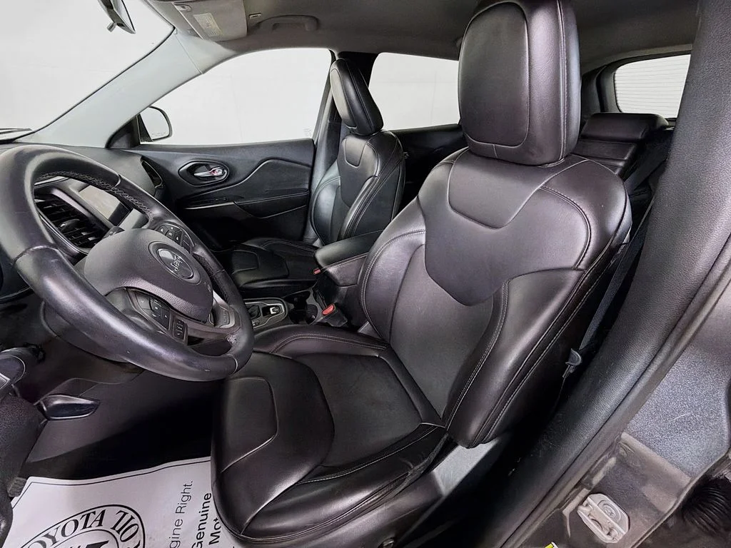 Used 2019 Gray Jeep Latitude Plus image 12