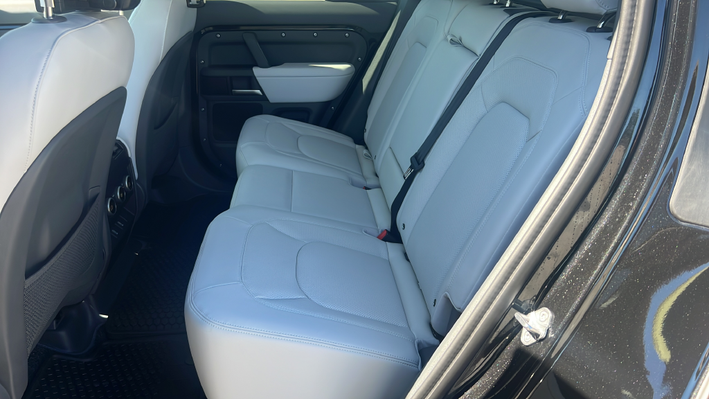 New 2026 Santorini Black LAND ROVER X-Dynamic SE image 14