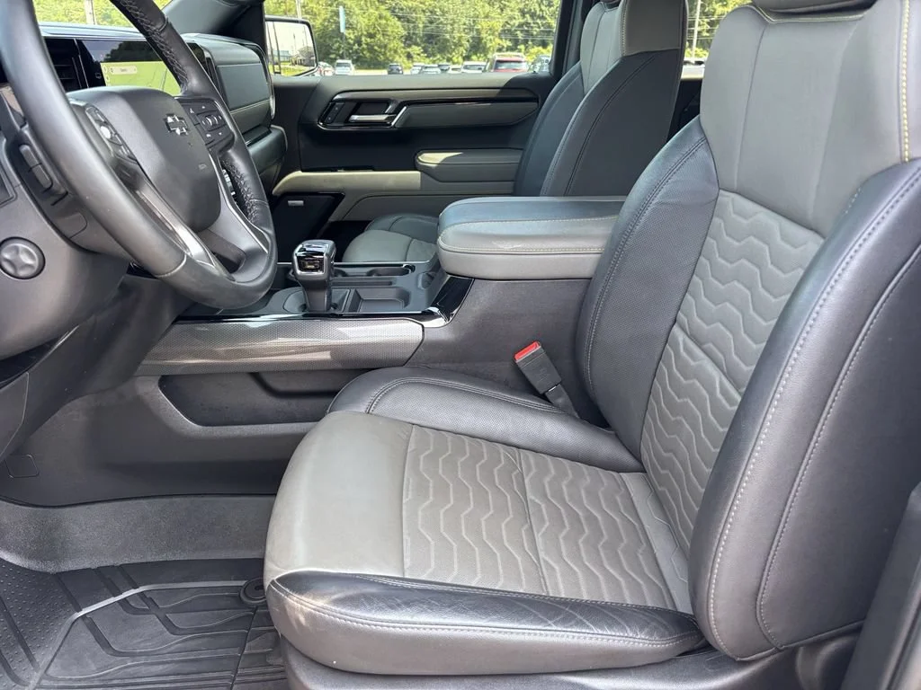 Used 2025 Black Chevrolet ZR2 image 17