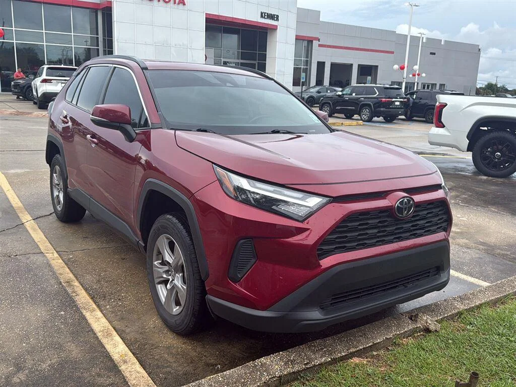 Used 2025 Ruby Flare Pearl Toyota XLE image 2