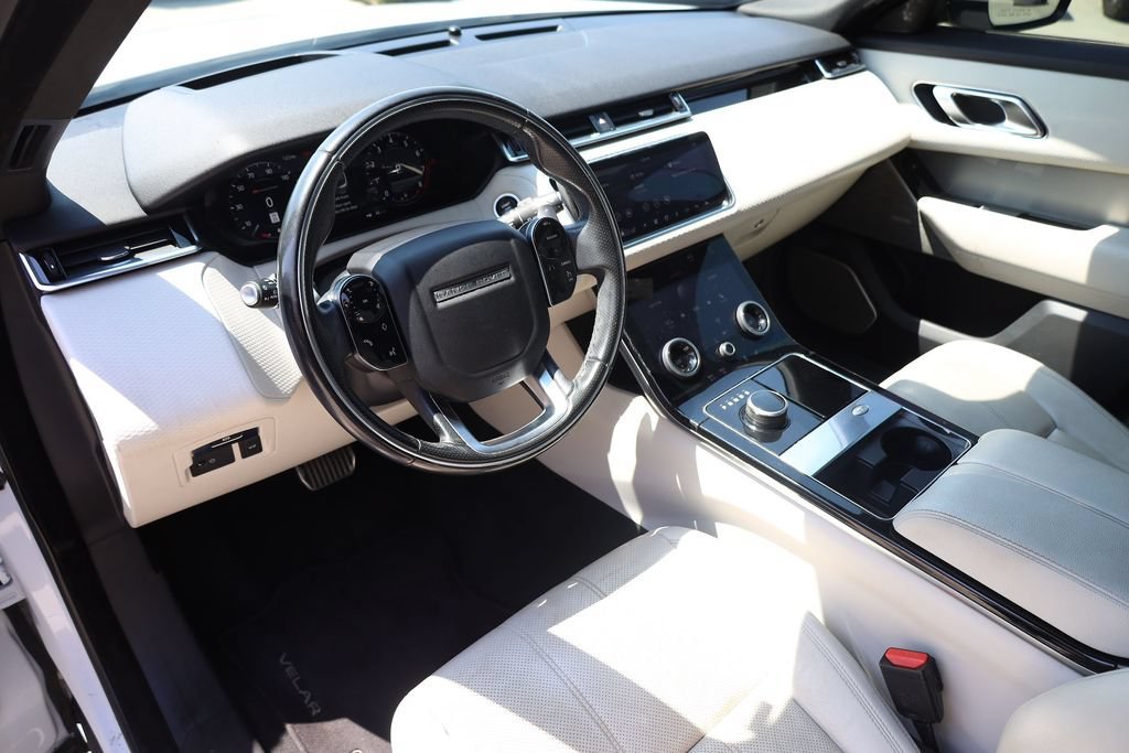 Used 2018 White Land Rover R-Dynamic SE image 12