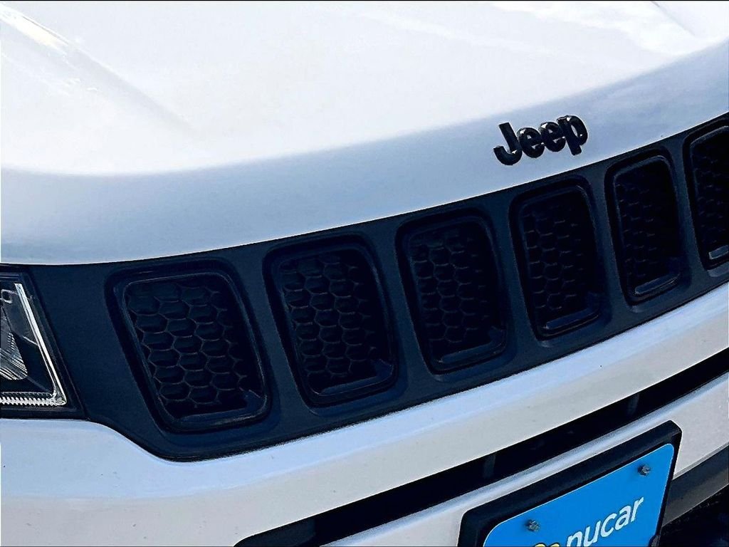 Used 2019 White Jeep Latitude image 31