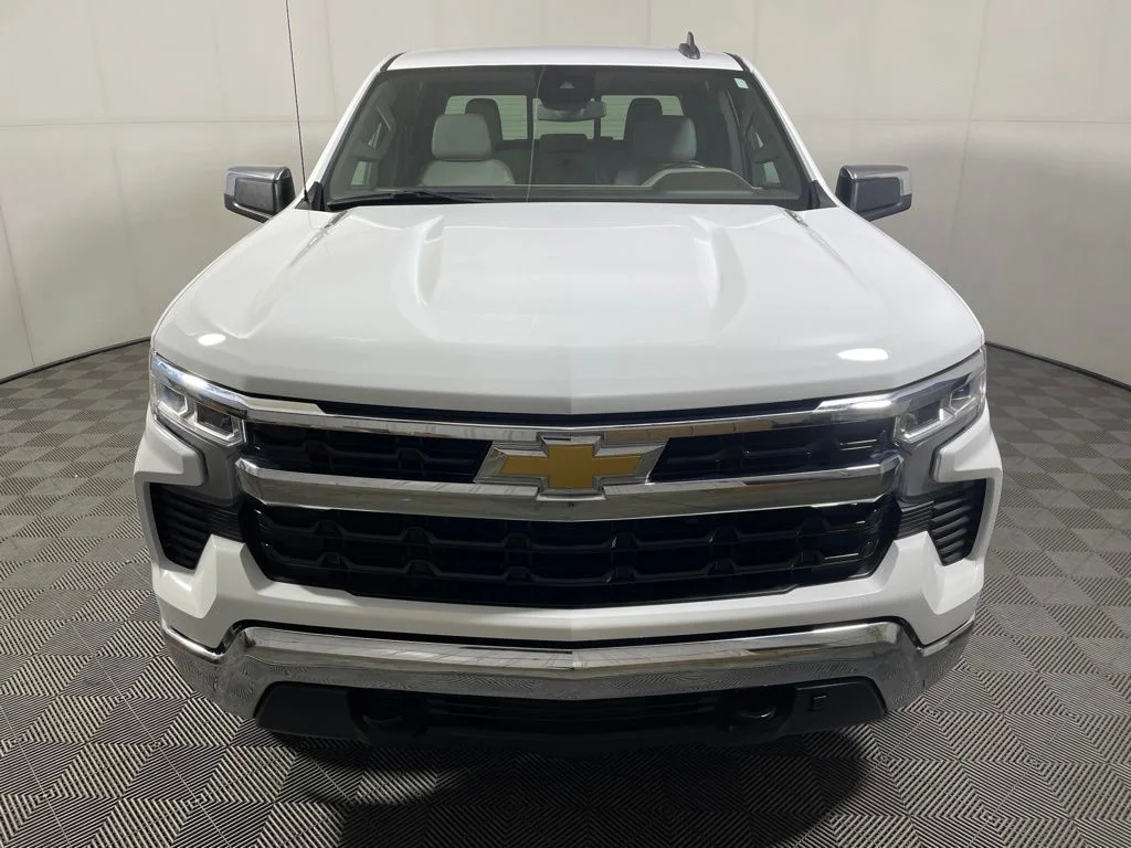 Used 2024 Summit White Chevrolet LT image 3