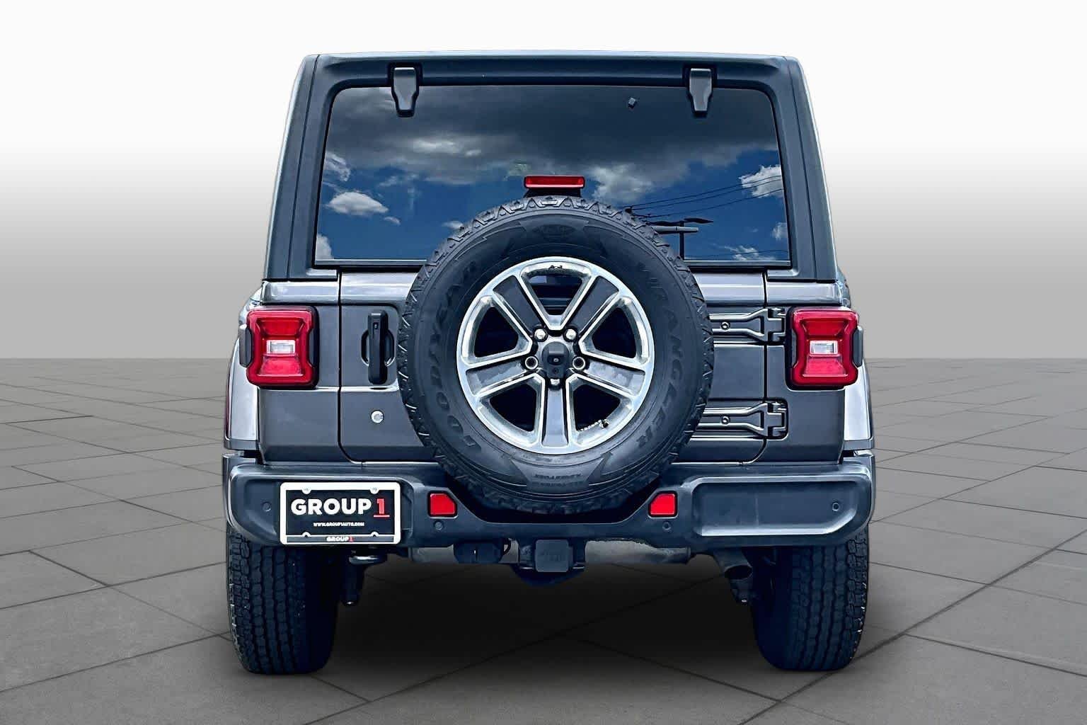 Used 2018 Granite Crystal Metallic Clearcoat Jeep Sahara image 5