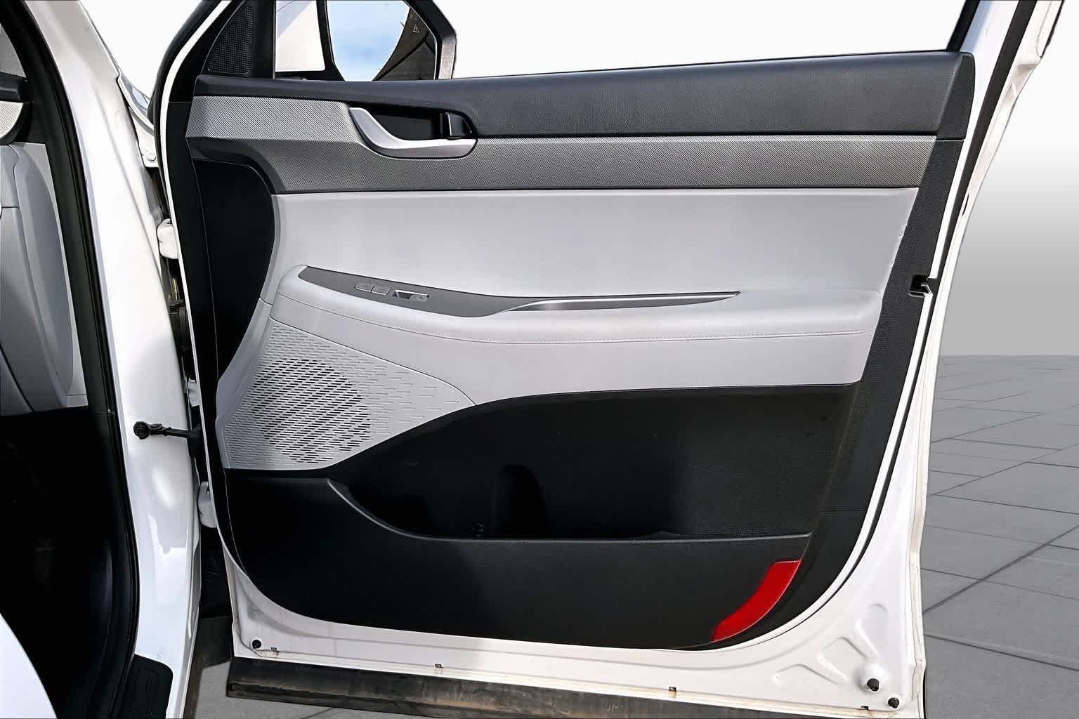 Used 2025 Hyper White Hyundai SEL image 24