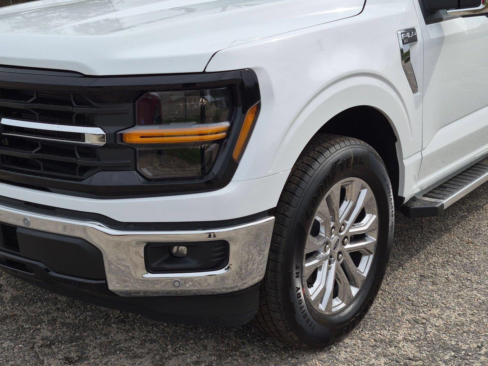 New 2026 Oxford White Ford XLT image 9