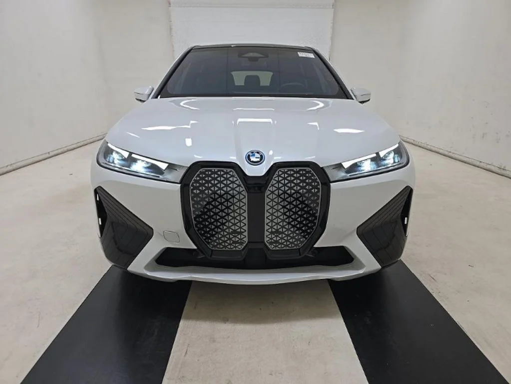 Used 2023 White BMW xDrive50 image 2