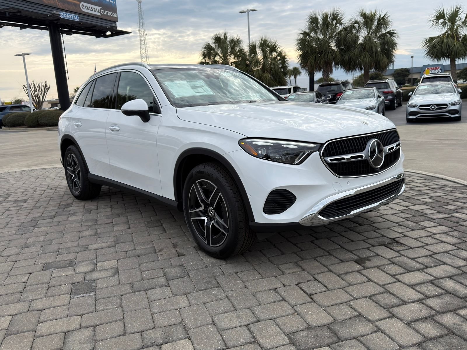 New 2026 MANUFAKTUR Moonlight White Metallic Mercedes-Benz GLC 300 image 7