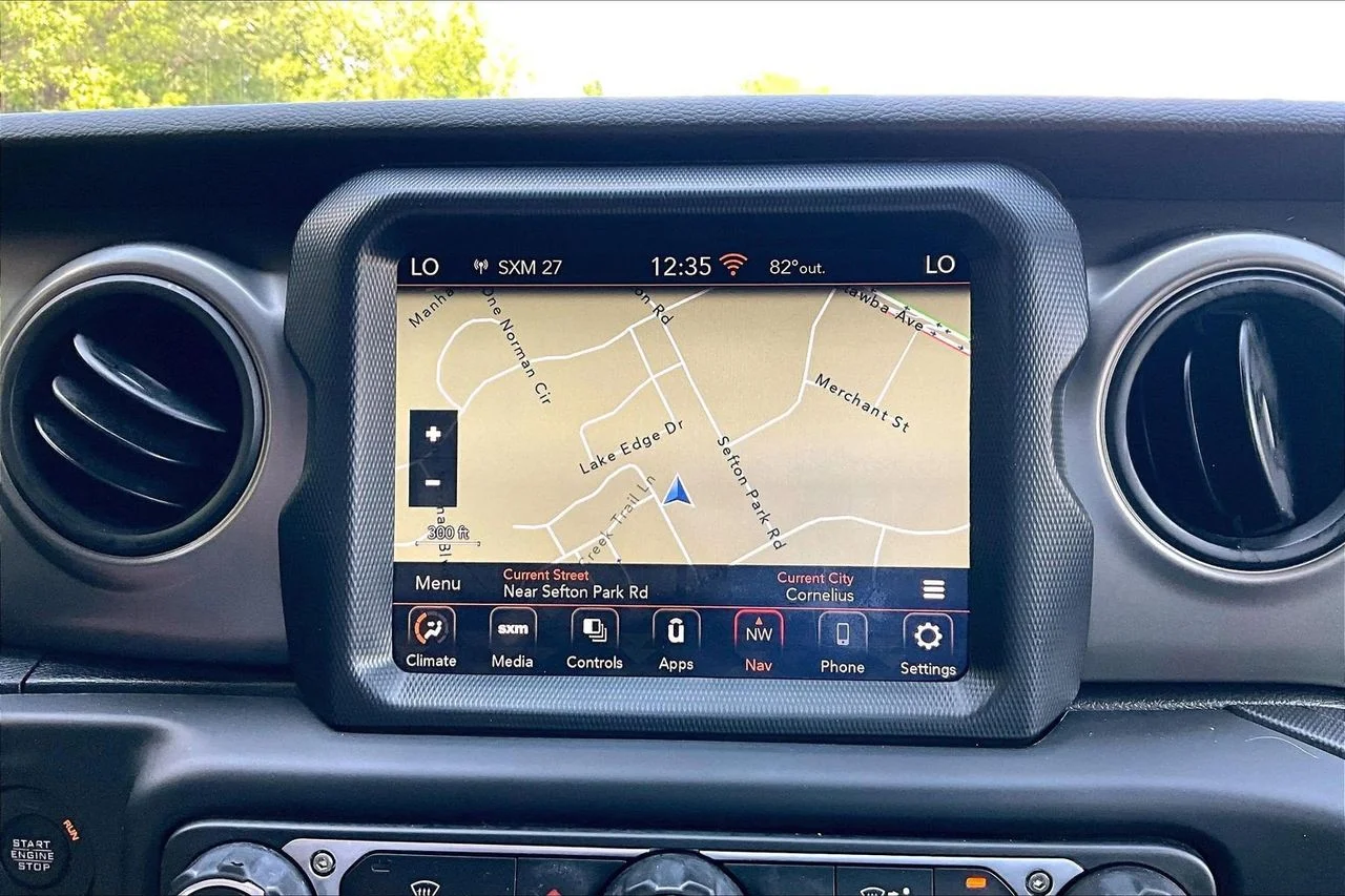 Used 2022 White Jeep Sport S image 13