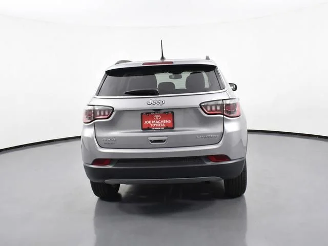 Used 2024  Jeep Limited image 8