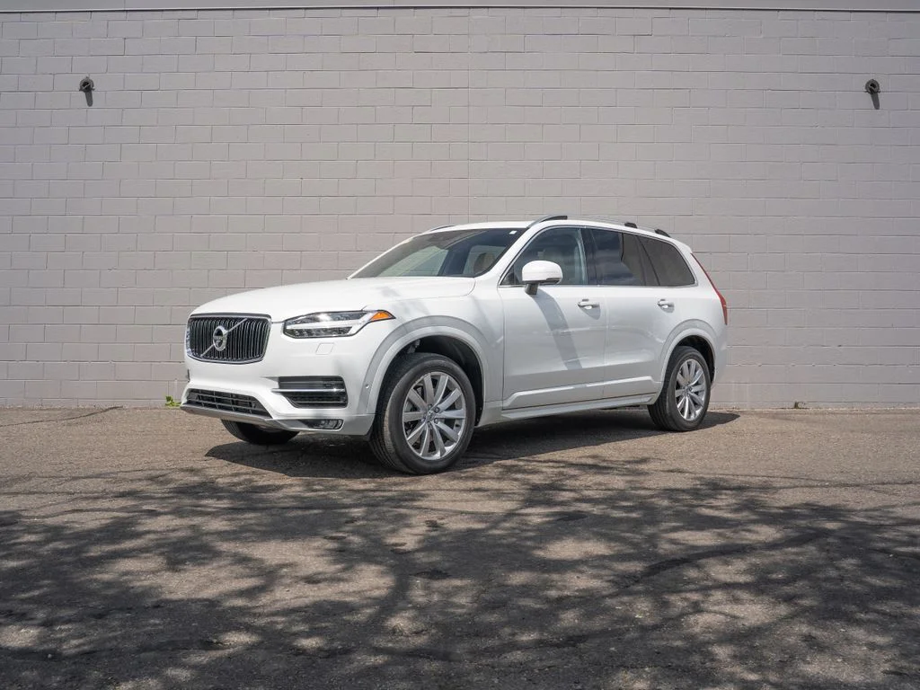 Used 2018 White Volvo T6 Momentum image 1